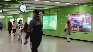 广州地铁站台电梯口人流视频的预览图
